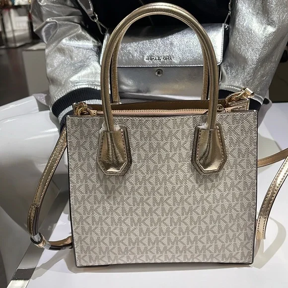 MICHAEL KORS
Mercer Medium Signature Logo and Metallic Accordion Crossbody Bag - Picture 13 of 16